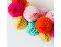 Honeycomb Bal XL Fuchsia 50cm -Feestspullen Winkel honeycomb bal xl fuchsia 50cm 2