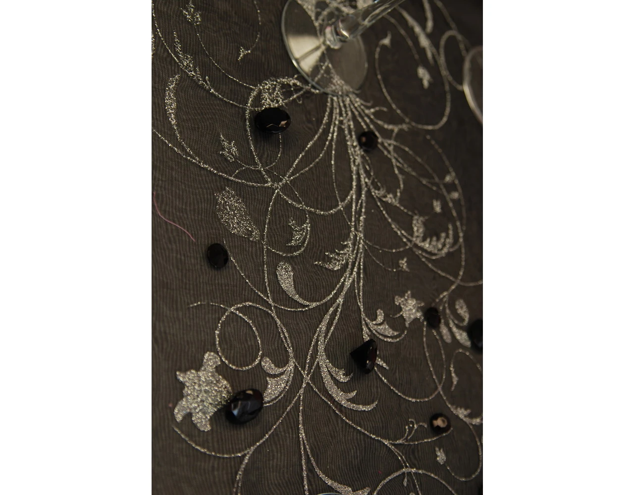 Zwarte Organza Stof Zilveren Bloemen 36cm 9m 8 Zwarte Organza Stof Zilveren Bloemen 36cm 9m - Afbeelding 8